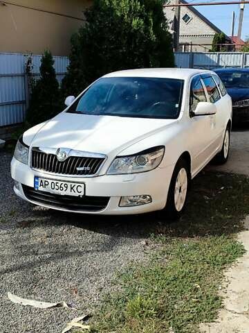 Белый Шкода Октавия, объемом двигателя 1.6 л и пробегом 204 тыс. км за 8800 $, фото 1 на Automoto.ua