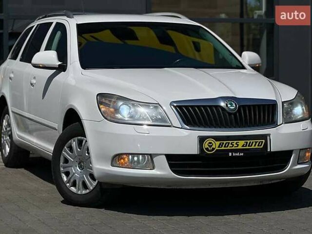 Белый Шкода Октавия, объемом двигателя 1.6 л и пробегом 320 тыс. км за 8000 $, фото 1 на Automoto.ua