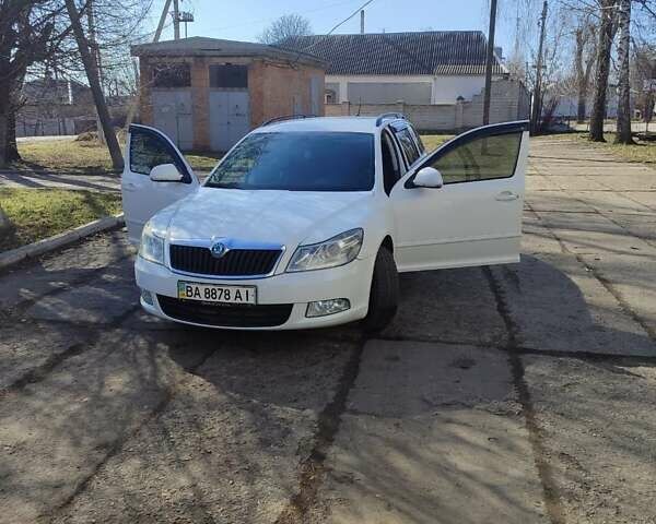 Белый Шкода Октавия, объемом двигателя 1.6 л и пробегом 345 тыс. км за 8000 $, фото 1 на Automoto.ua