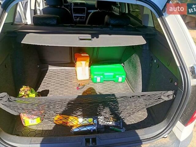 Белый Шкода Октавия, объемом двигателя 1.8 л и пробегом 132 тыс. км за 8000 $, фото 1 на Automoto.ua