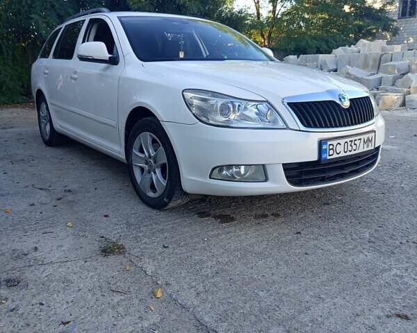 Белый Шкода Октавия, объемом двигателя 1.6 л и пробегом 315 тыс. км за 8200 $, фото 1 на Automoto.ua
