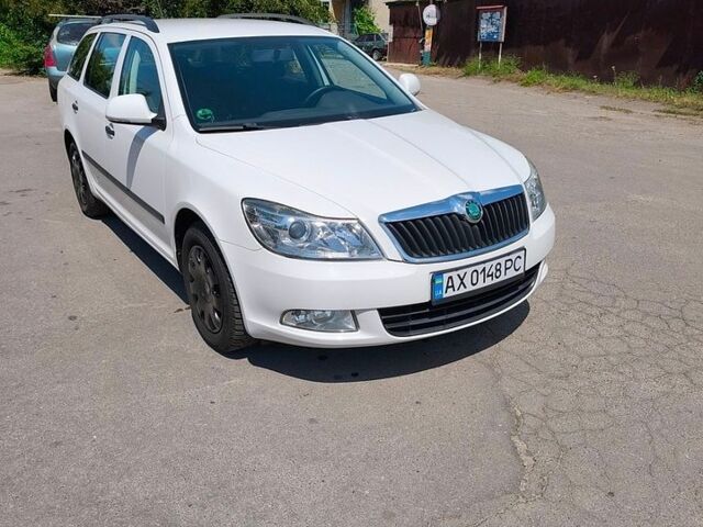 Белый Шкода Октавия, объемом двигателя 1.6 л и пробегом 220 тыс. км за 8200 $, фото 1 на Automoto.ua