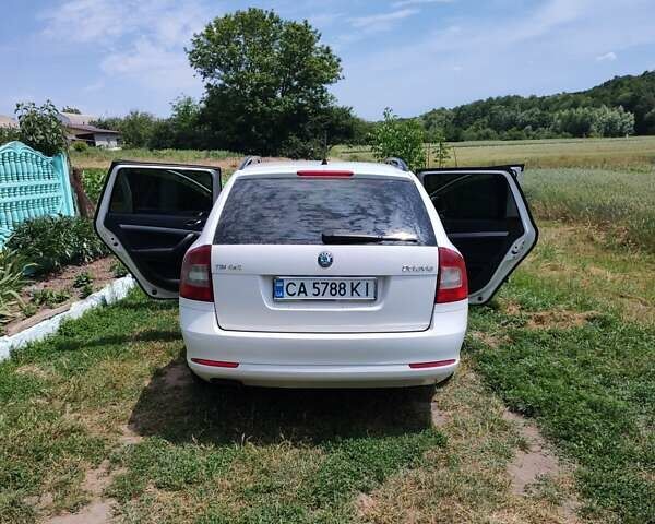 Белый Шкода Октавия, объемом двигателя 1.8 л и пробегом 245 тыс. км за 6700 $, фото 1 на Automoto.ua