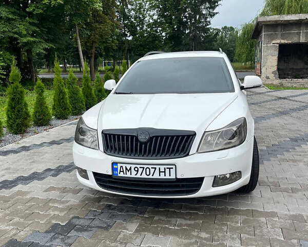Белый Шкода Октавия, объемом двигателя 1.97 л и пробегом 346 тыс. км за 9399 $, фото 1 на Automoto.ua