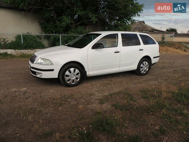 Белый Шкода Октавия, объемом двигателя 1.6 л и пробегом 200 тыс. км за 6500 $, фото 1 на Automoto.ua