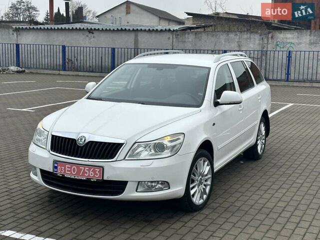 Белый Шкода Октавия, объемом двигателя 2 л и пробегом 239 тыс. км за 11900 $, фото 1 на Automoto.ua
