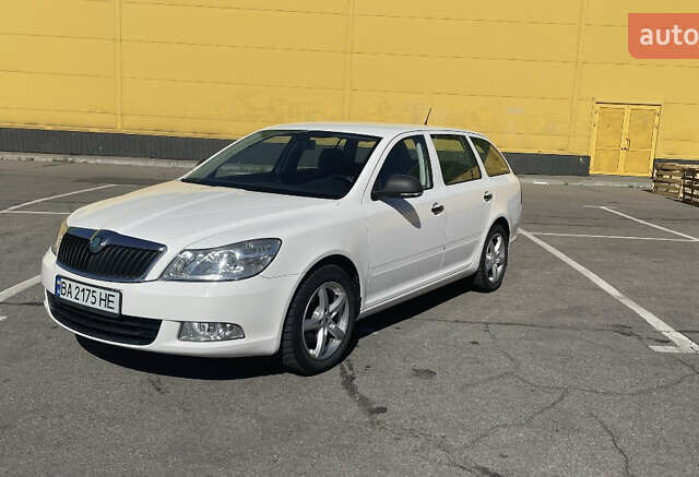 Білий Шкода Октавія, об'ємом двигуна 1.2 л та пробігом 230 тис. км за 6700 $, фото 1 на Automoto.ua