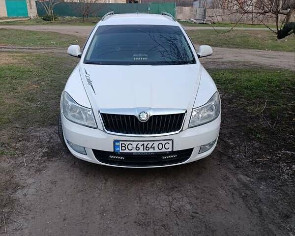 Белый Шкода Октавия, объемом двигателя 2 л и пробегом 240 тыс. км за 10700 $, фото 1 на Automoto.ua