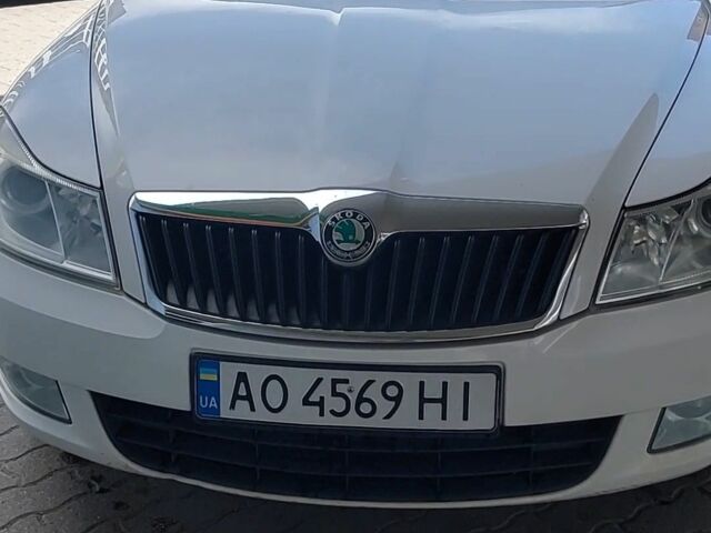 Белый Шкода Октавия, объемом двигателя 2 л и пробегом 300 тыс. км за 6000 $, фото 1 на Automoto.ua