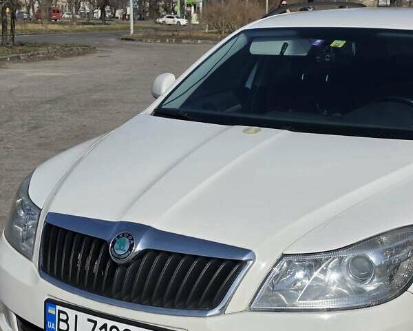 Белый Шкода Октавия, объемом двигателя 1.8 л и пробегом 293 тыс. км за 8200 $, фото 1 на Automoto.ua