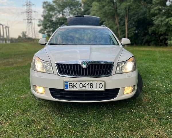 Белый Шкода Октавия, объемом двигателя 1.6 л и пробегом 296 тыс. км за 7700 $, фото 1 на Automoto.ua