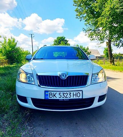 Белый Шкода Октавия, объемом двигателя 1.6 л и пробегом 231 тыс. км за 7700 $, фото 1 на Automoto.ua