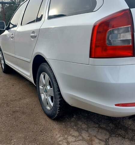 Білий Шкода Октавія, об'ємом двигуна 1.6 л та пробігом 265 тис. км за 7300 $, фото 1 на Automoto.ua