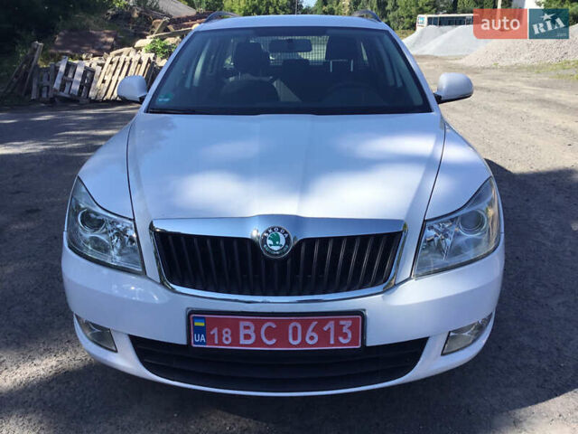 Білий Шкода Октавія, об'ємом двигуна 1.6 л та пробігом 282 тис. км за 7200 $, фото 1 на Automoto.ua