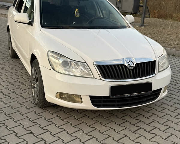 Белый Шкода Октавия, объемом двигателя 1.97 л и пробегом 370 тыс. км за 8300 $, фото 1 на Automoto.ua