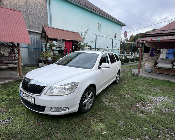 Белый Шкода Октавия, объемом двигателя 1.6 л и пробегом 210 тыс. км за 7800 $, фото 1 на Automoto.ua