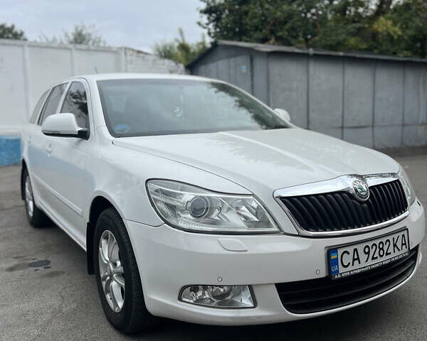 Белый Шкода Октавия, объемом двигателя 1.6 л и пробегом 295 тыс. км за 8200 $, фото 1 на Automoto.ua