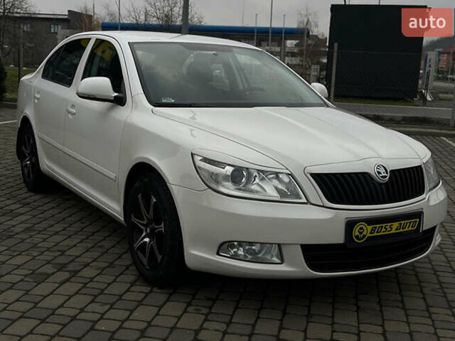 Белый Шкода Октавия, объемом двигателя 1.6 л и пробегом 260 тыс. км за 8800 $, фото 1 на Automoto.ua