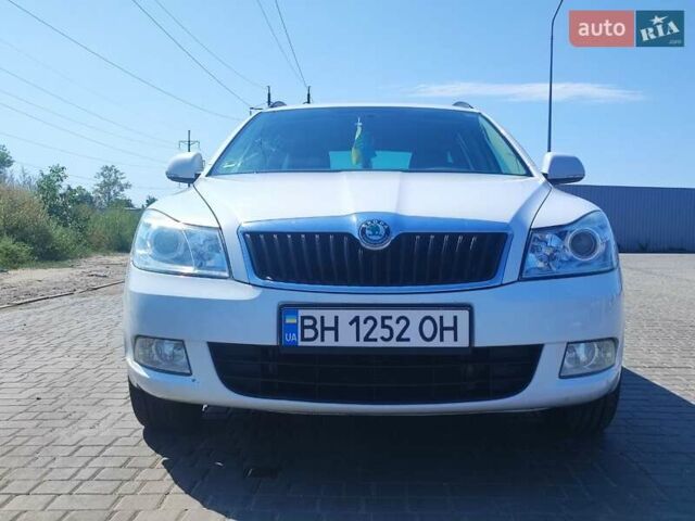 Белый Шкода Октавия, объемом двигателя 1.6 л и пробегом 312 тыс. км за 8200 $, фото 1 на Automoto.ua