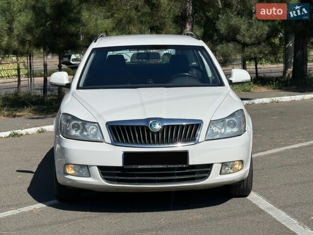 Білий Шкода Октавія, об'ємом двигуна 1.6 л та пробігом 151 тис. км за 7999 $, фото 1 на Automoto.ua