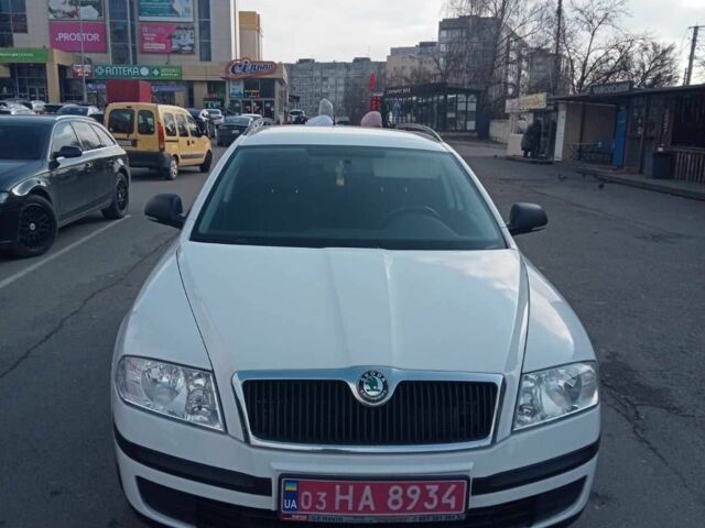 Білий Шкода Октавія, об'ємом двигуна 1.6 л та пробігом 243 тис. км за 7100 $, фото 1 на Automoto.ua