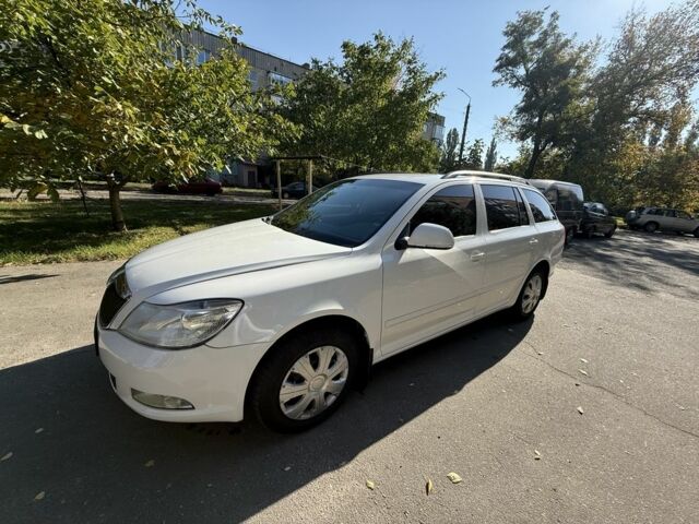 Белый Шкода Октавия, объемом двигателя 2 л и пробегом 214 тыс. км за 9532 $, фото 1 на Automoto.ua