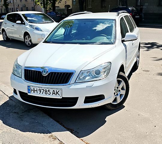 Белый Шкода Октавия, объемом двигателя 1.6 л и пробегом 253 тыс. км за 8000 $, фото 1 на Automoto.ua