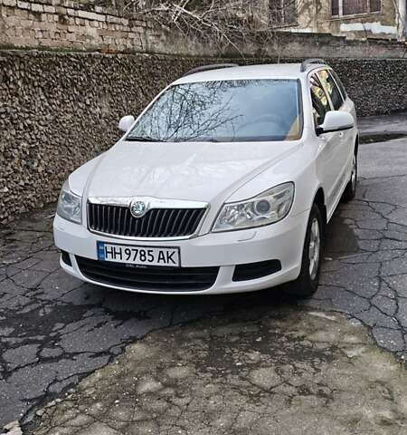 Белый Шкода Октавия, объемом двигателя 1.6 л и пробегом 252 тыс. км за 7600 $, фото 1 на Automoto.ua