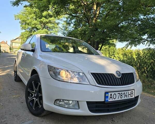 Белый Шкода Октавия, объемом двигателя 1.6 л и пробегом 260 тыс. км за 7500 $, фото 1 на Automoto.ua