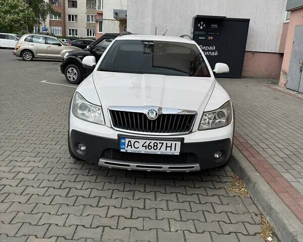 Белый Шкода Октавия, объемом двигателя 1.8 л и пробегом 220 тыс. км за 9499 $, фото 1 на Automoto.ua