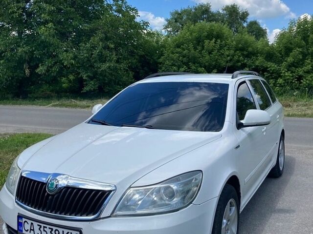 Білий Шкода Октавія, об'ємом двигуна 1.6 л та пробігом 350 тис. км за 6300 $, фото 1 на Automoto.ua