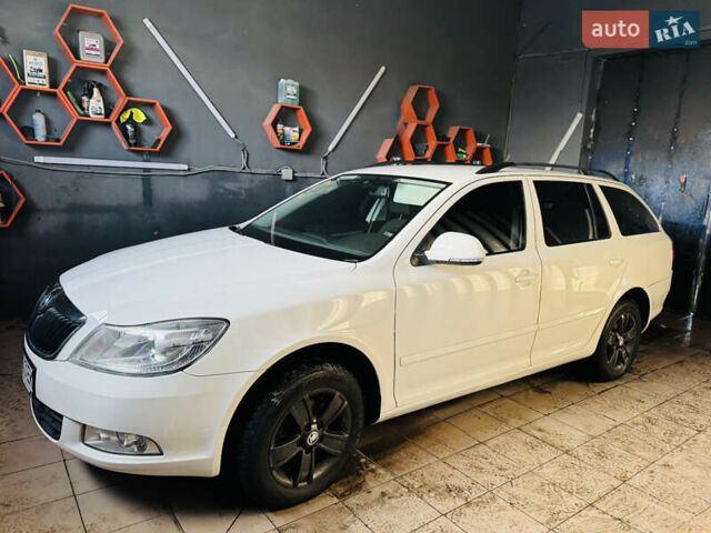 Білий Шкода Октавія, об'ємом двигуна 1.8 л та пробігом 142 тис. км за 9900 $, фото 1 на Automoto.ua