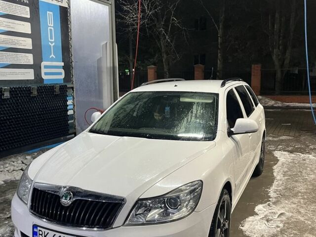 Белый Шкода Октавия, объемом двигателя 1.6 л и пробегом 240 тыс. км за 7150 $, фото 1 на Automoto.ua