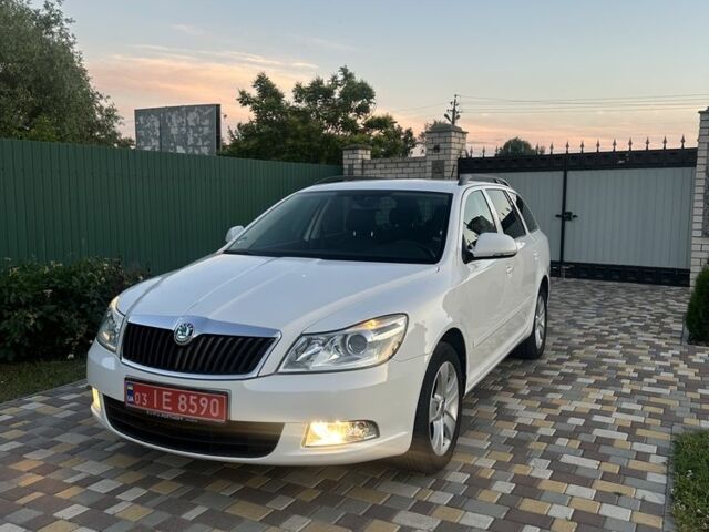 Білий Шкода Октавія, об'ємом двигуна 2 л та пробігом 240 тис. км за 8800 $, фото 1 на Automoto.ua
