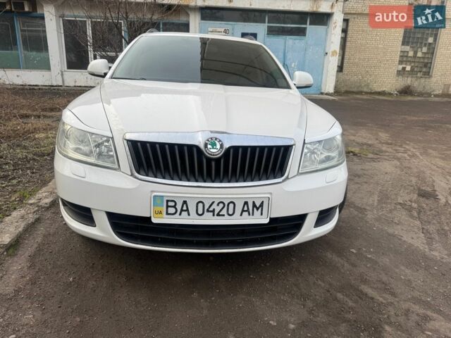 Белый Шкода Октавия, объемом двигателя 1.6 л и пробегом 225 тыс. км за 8400 $, фото 1 на Automoto.ua