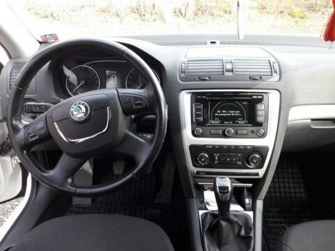 Білий Шкода Октавія, об'ємом двигуна 1.6 л та пробігом 230 тис. км за 10800 $, фото 1 на Automoto.ua