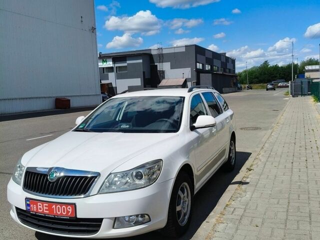 Білий Шкода Октавія, об'ємом двигуна 1.6 л та пробігом 258 тис. км за 7700 $, фото 1 на Automoto.ua