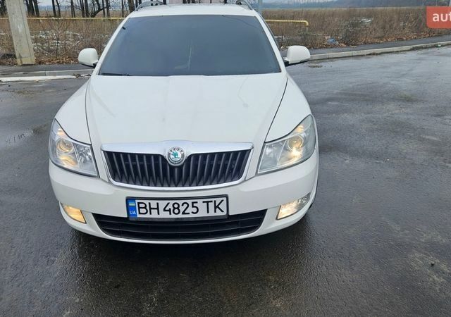 Белый Шкода Октавия, объемом двигателя 1.62 л и пробегом 210 тыс. км за 8600 $, фото 1 на Automoto.ua