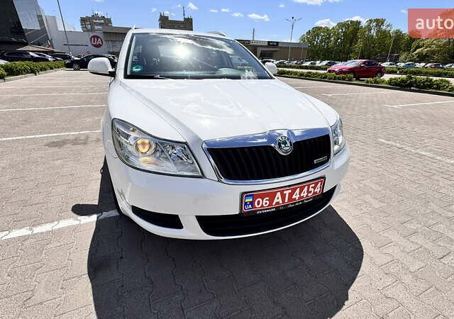 Белый Шкода Октавия, объемом двигателя 1.6 л и пробегом 228 тыс. км за 9300 $, фото 1 на Automoto.ua