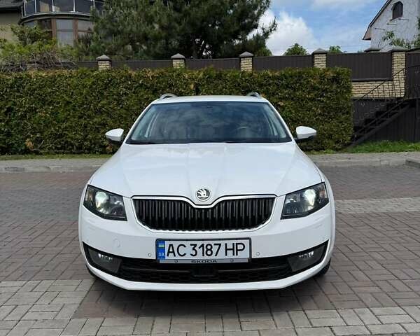 Белый Шкода Октавия, объемом двигателя 1.97 л и пробегом 303 тыс. км за 10800 $, фото 1 на Automoto.ua