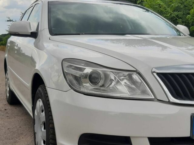 Білий Шкода Октавія, об'ємом двигуна 1.6 л та пробігом 209 тис. км за 7300 $, фото 1 на Automoto.ua