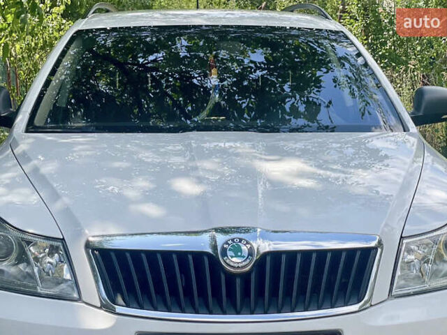 Белый Шкода Октавия, объемом двигателя 1.6 л и пробегом 170 тыс. км за 10000 $, фото 1 на Automoto.ua