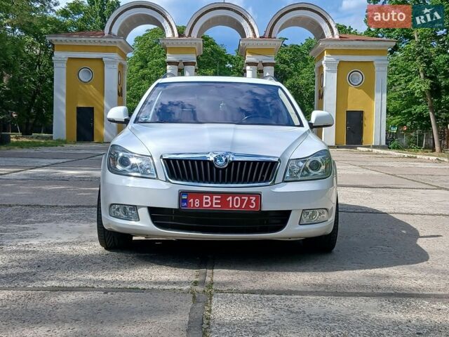 Белый Шкода Октавия, объемом двигателя 1.6 л и пробегом 250 тыс. км за 9900 $, фото 1 на Automoto.ua