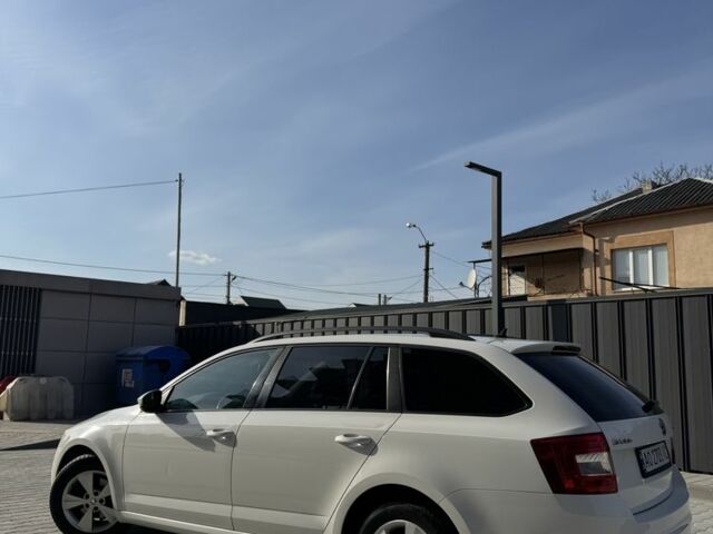 Белый Шкода Октавия, объемом двигателя 2 л и пробегом 348 тыс. км за 11000 $, фото 1 на Automoto.ua