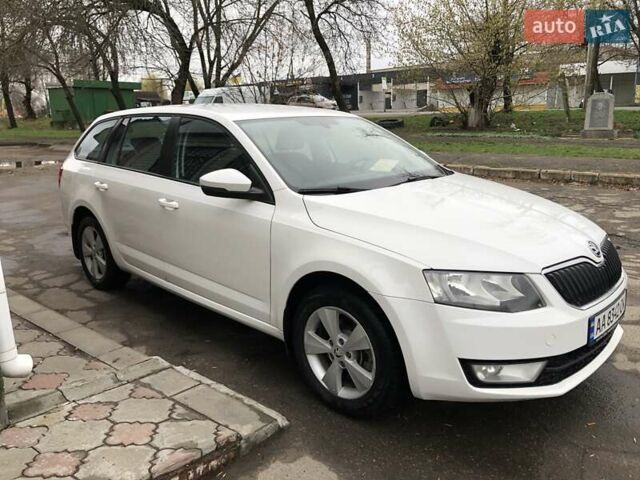 Белый Шкода Октавия, объемом двигателя 1.8 л и пробегом 228 тыс. км за 8999 $, фото 1 на Automoto.ua
