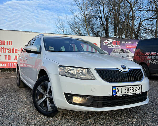 Белый Шкода Октавия, объемом двигателя 1.6 л и пробегом 307 тыс. км за 9900 $, фото 1 на Automoto.ua