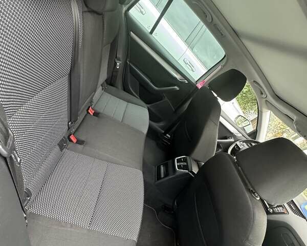 Белый Шкода Октавия, объемом двигателя 1.6 л и пробегом 221 тыс. км за 12000 $, фото 1 на Automoto.ua