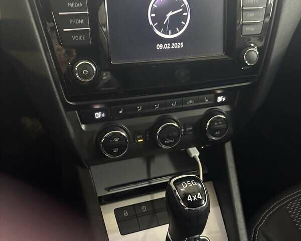 Белый Шкода Октавия, объемом двигателя 2 л и пробегом 205 тыс. км за 14500 $, фото 1 на Automoto.ua
