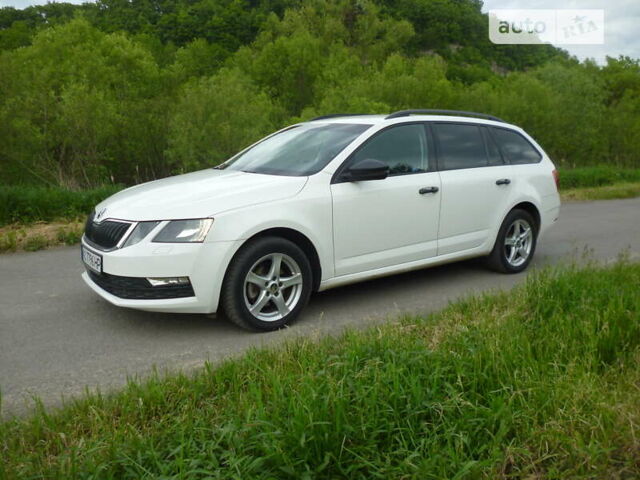 Белый Шкода Октавия, объемом двигателя 1.6 л и пробегом 192 тыс. км за 12850 $, фото 1 на Automoto.ua