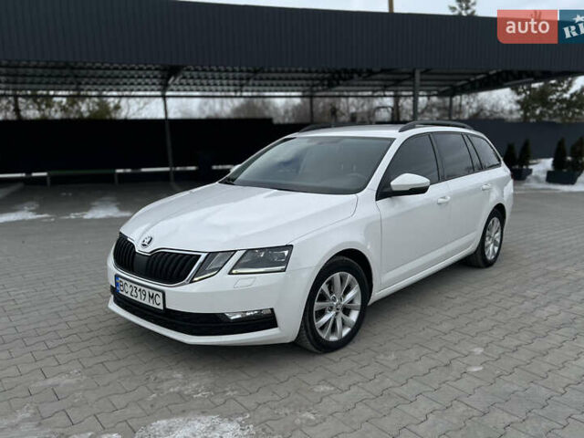Белый Шкода Октавия, объемом двигателя 1.6 л и пробегом 270 тыс. км за 12950 $, фото 1 на Automoto.ua